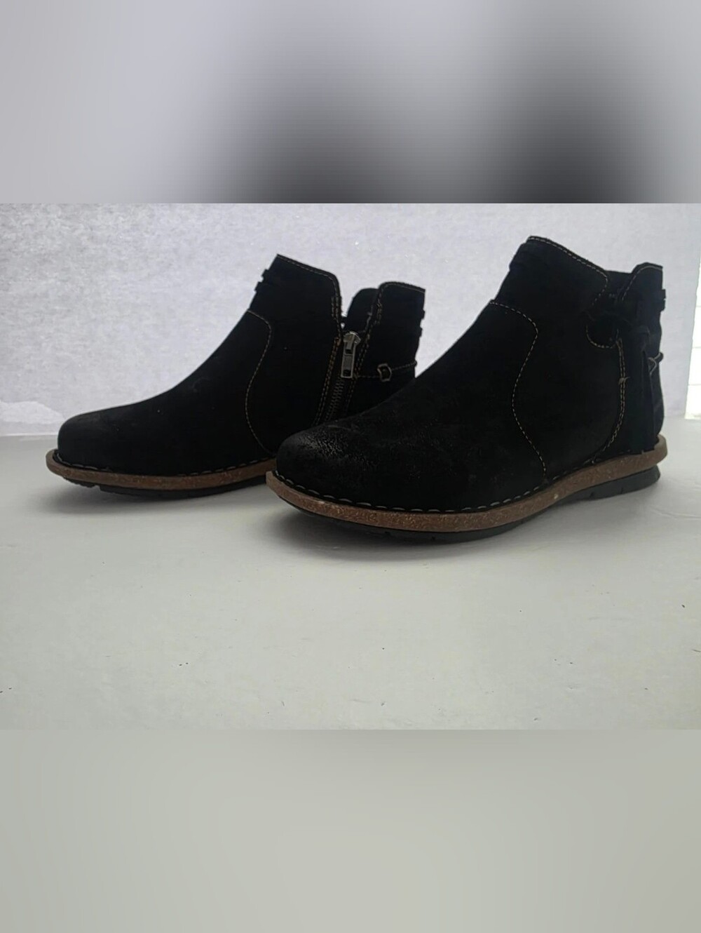 BØRN Born Wynter Ankle BOOTS Booties in Black Distressed Suede Side Zip  Sz 7.5